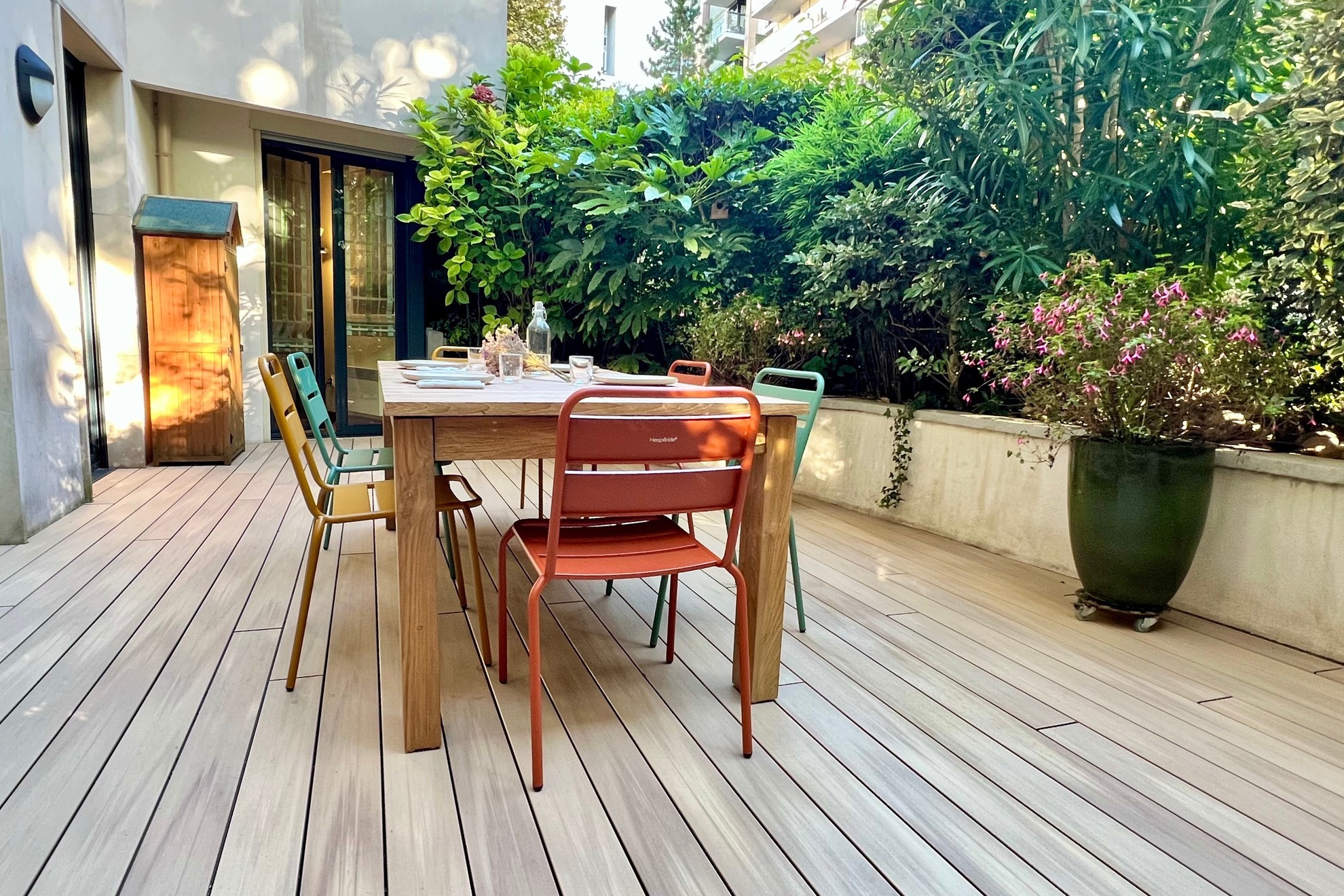 Vue d'ensemble d'un Projet de terrasse nuances chene clair à Paris 12