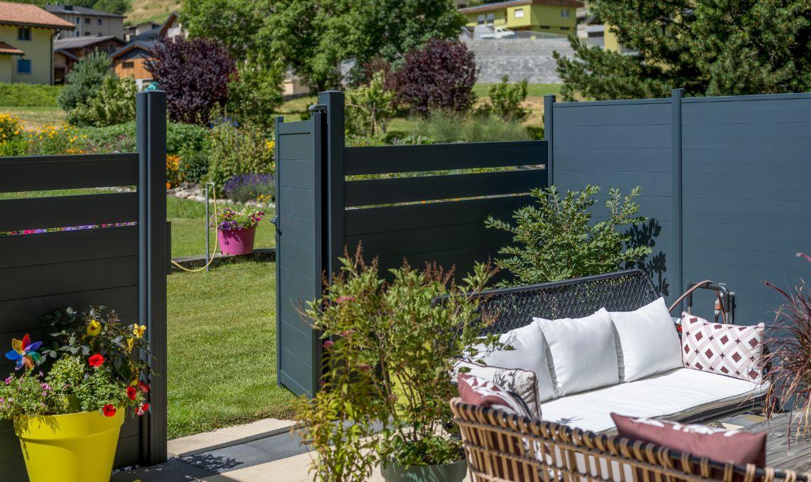 Clôture semi ajourée composite gris anthracite pour jardin moderne avec salon extérieur