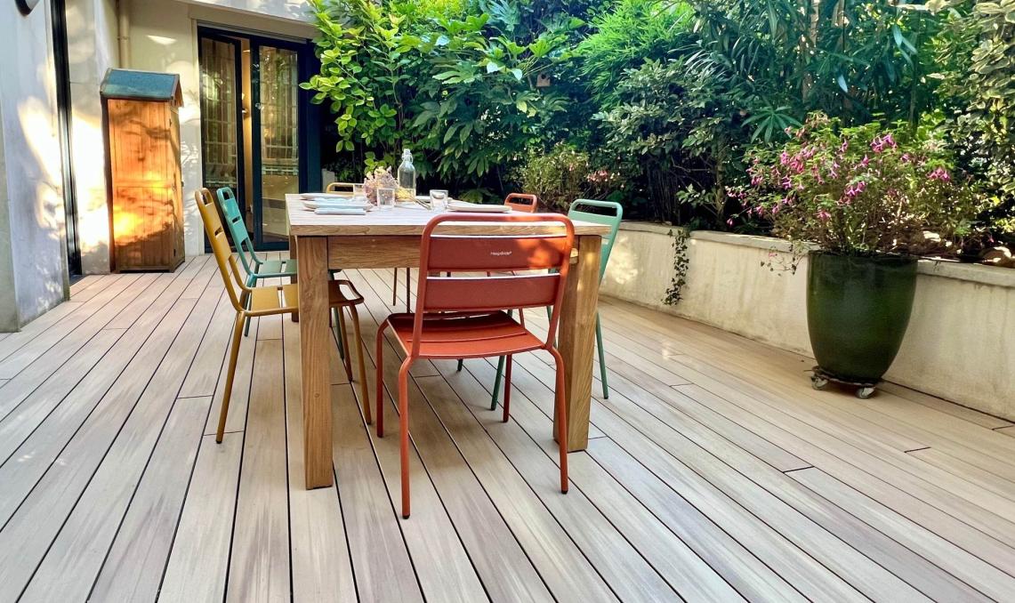 salon de jardin sur une terrasse lumineuse en lames nuances chêne clair de Silvadec
